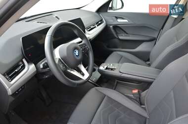Позашляховик / Кросовер BMW iX1 2024 в 