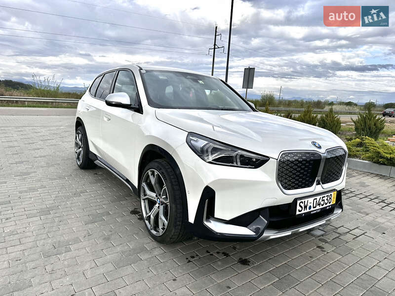 Внедорожник / Кроссовер BMW iX1 2024 в 
