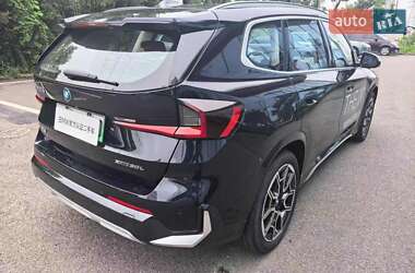 Позашляховик / Кросовер BMW iX1 2024 в 