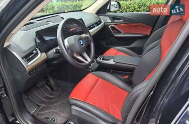 Позашляховик / Кросовер BMW iX1 2024 в 