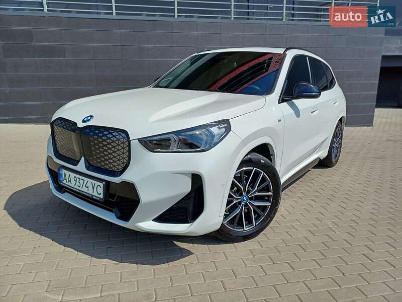 Позашляховик / Кросовер BMW iX1 2024 в 