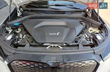 Позашляховик / Кросовер BMW iX1 2024 в 