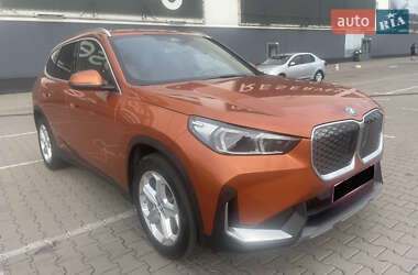 Позашляховик / Кросовер BMW iX1 2024 в 