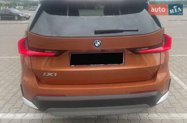 Позашляховик / Кросовер BMW iX1 2024 в 