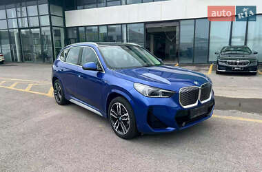 Позашляховик / Кросовер BMW iX1 2024 в 