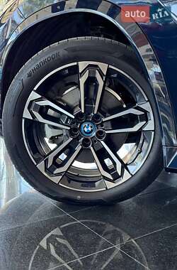 Позашляховик / Кросовер BMW iX1 2023 в 