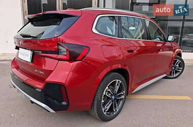 Позашляховик / Кросовер BMW iX1 2024 в 