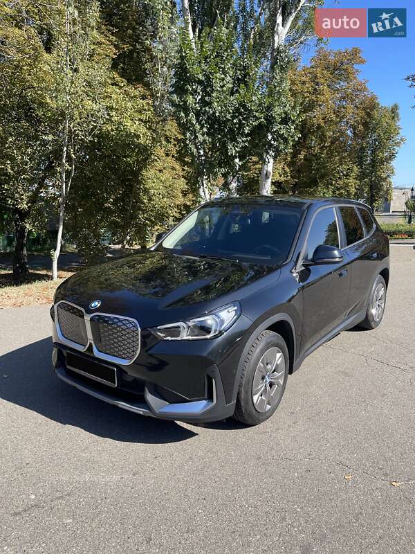Позашляховик / Кросовер BMW iX1 2023 в 