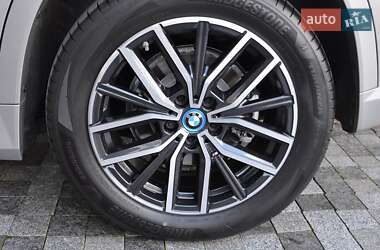 Позашляховик / Кросовер BMW iX1 2025 в 