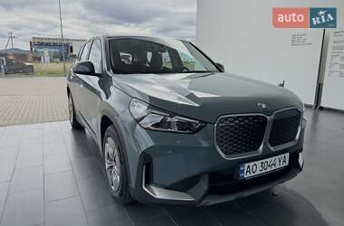 Позашляховик / Кросовер BMW iX1 2024 в 
