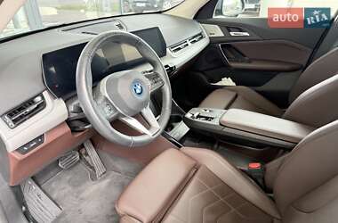 Позашляховик / Кросовер BMW iX1 2024 в 