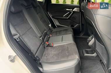 Позашляховик / Кросовер BMW iX1 2023 в 