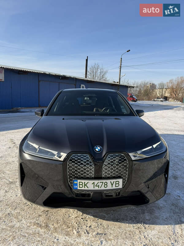 2024 BMW IX, VIN WBY21CF040CS75978:plate — zdjęcie 1 (autoria)