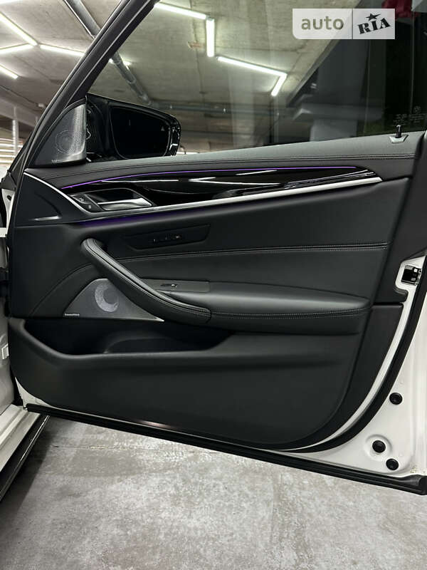 Седан BMW M5 2022 в Одесі