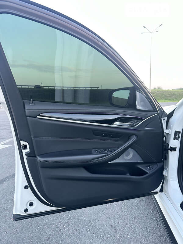 Седан BMW M5 2021 в Львові