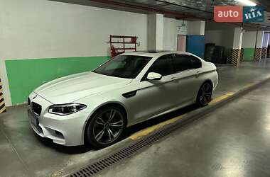 Седан BMW M5 2012 в 