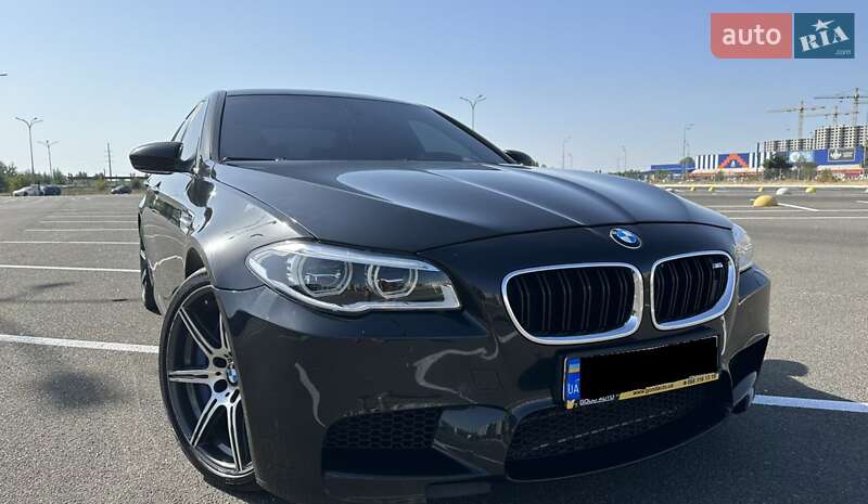 Седан BMW M5 2011 в 