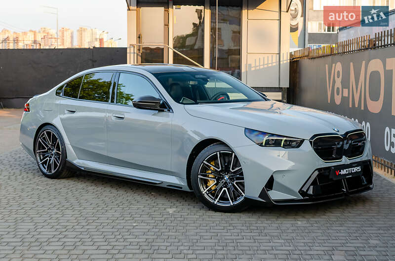 Седан BMW M5 2025 в 