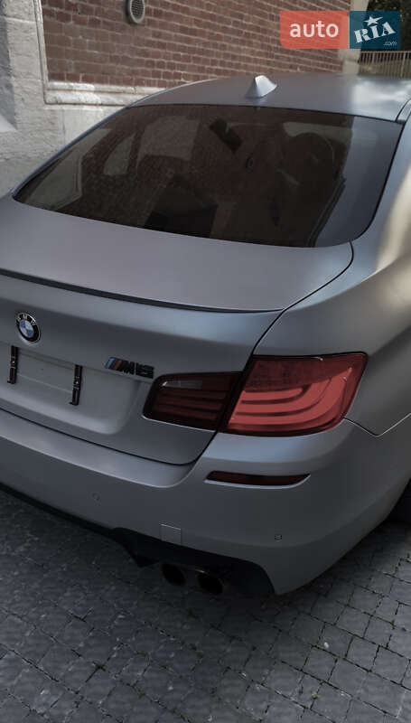 Седан BMW M5 2011 в Львові