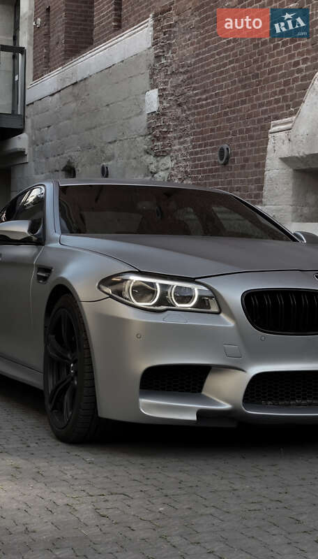 Седан BMW M5 2011 в Львові