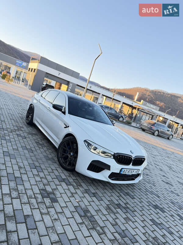 Седан BMW M5 2018 в Иршаве