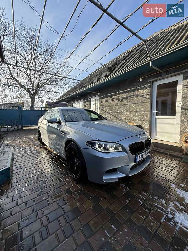 BMW M5 2011