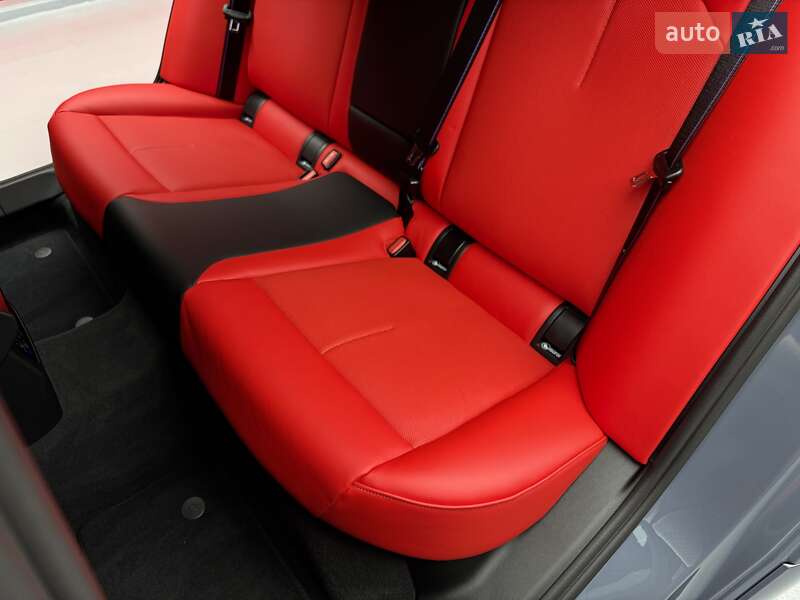 Седан BMW M5 2025 в Киеве