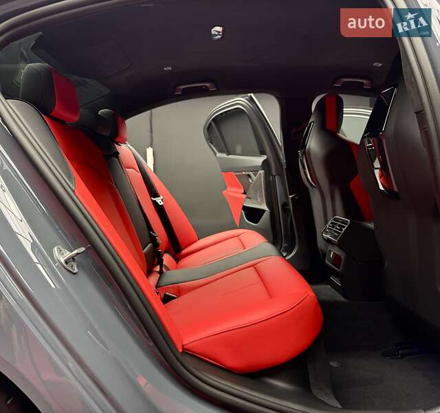 Седан BMW M5 2025 в Киеве