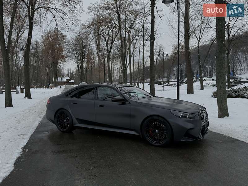 Седан BMW M5 2024 в Киеве