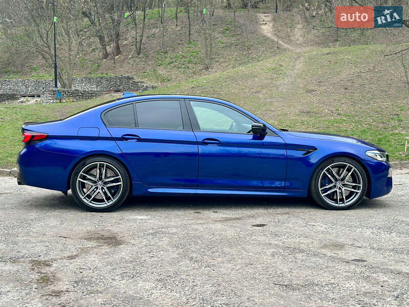 Седан BMW M5 2022 в Киеве