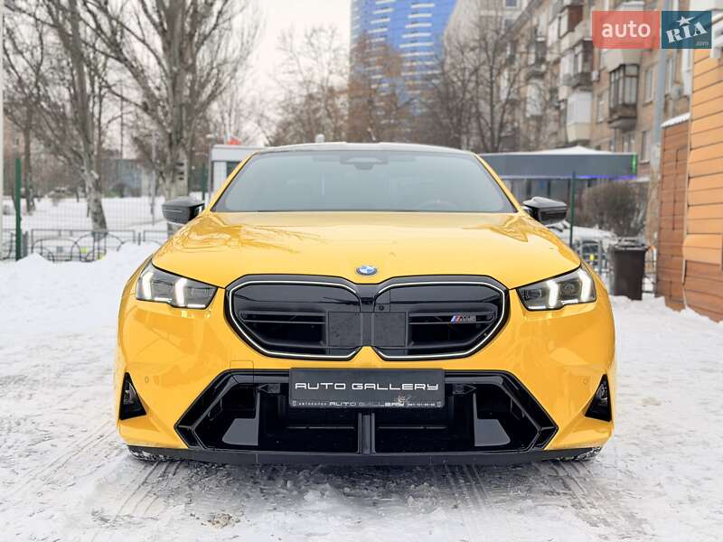 Седан BMW M5 2025 в Киеве