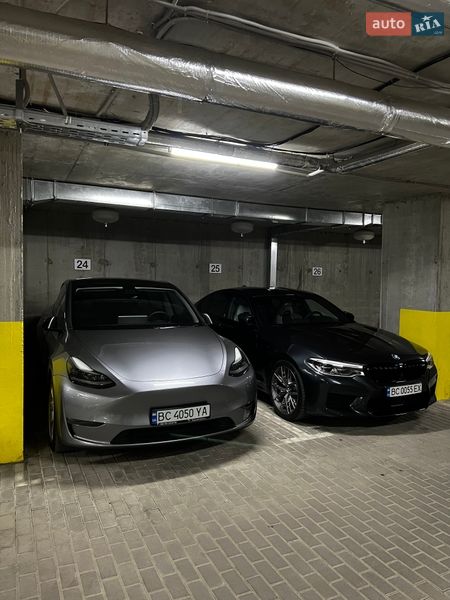 Седан BMW M5 2018 в Львове