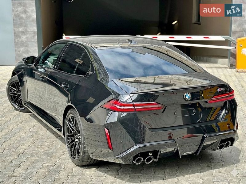 Седан BMW M5 2025 в Киеве