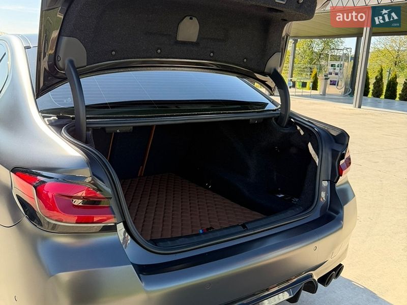 Седан BMW M5 2022 в Тячеве