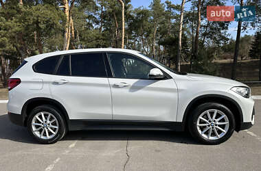 Позашляховик / Кросовер BMW X1 2022 в 