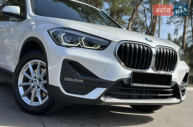 Позашляховик / Кросовер BMW X1 2022 в 
