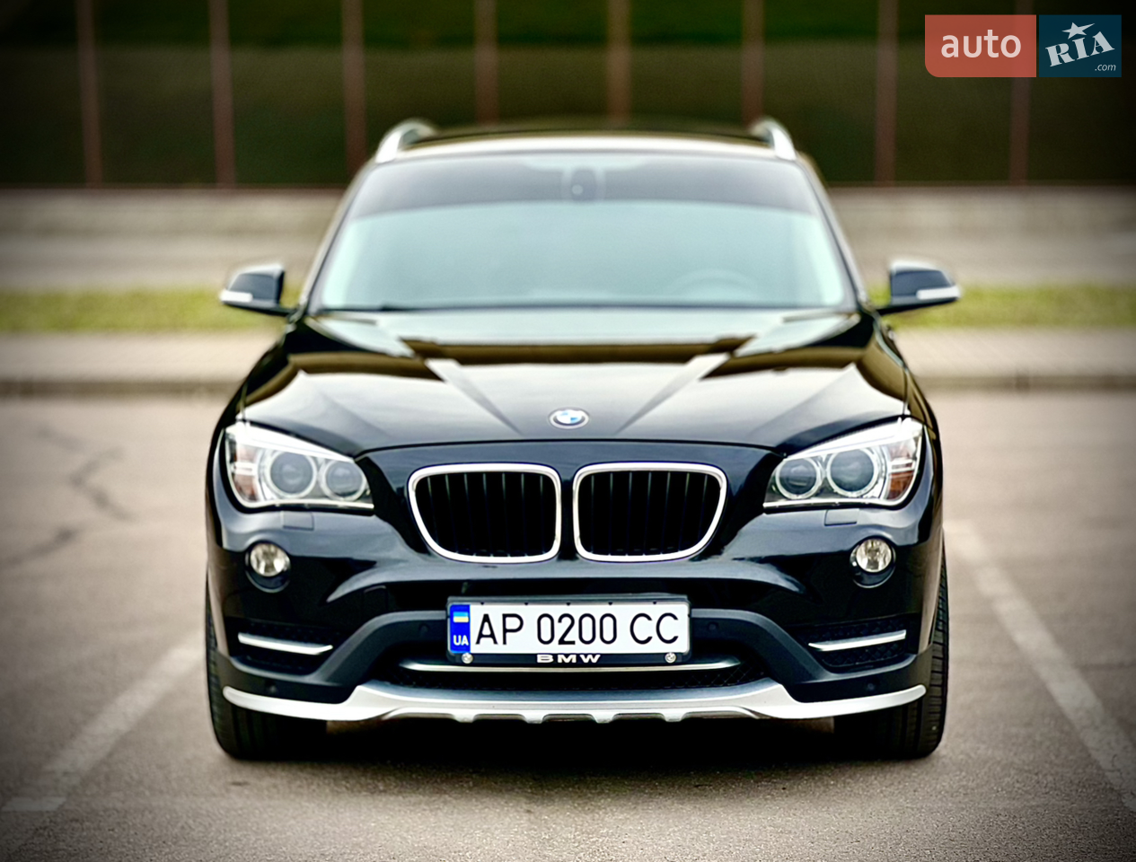 Офіційний BMW куплений в awt Баварія. Повноцінна РЕСТАЙЛІНГОВА модель 
X1 XDrive XLine 
Починаючи від Led оптики, заводського обвісу з порогами, до 8 ступінчатої АКПП ZF з 2 літровим дизельним двигуном на повному приводі та оригінальних R18 колесах. Заміну цепів ГРМ проведено, вкладень не потребує. Комплектація з функцією start/stop, допомога при спуску, ECOPro, мульти руль, омивачі фар, датчики дощу та світла, заводська система парктроніків з переду та ззаду, датчики тиску шин, камера заднього виду ітд. Додатково встановлена сучасна сенсорна мультимедійна система з підтримкою CarPlay, AndroidAvto, також є знімний фаркоп, акумулятор 2025 року. Другий комплект дисків R18 з датчиками тиску та літньою гумою (за домовленістю).
Допомоги в продажі не потребую, обмін не цікавить. 