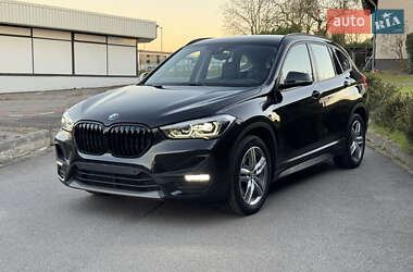 Позашляховик / Кросовер BMW X1 2021 в 