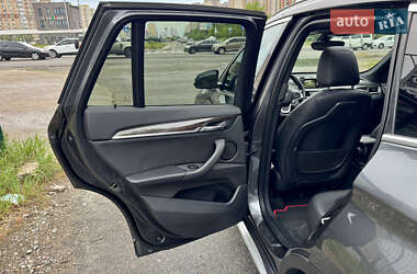 Внедорожник / Кроссовер BMW X1 2015 в 