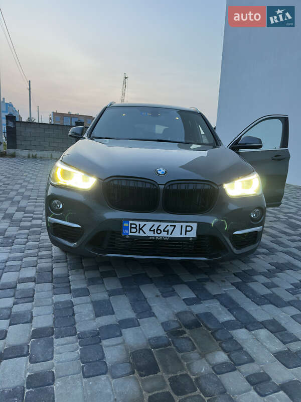 Позашляховик / Кросовер BMW X1 2016 в 
