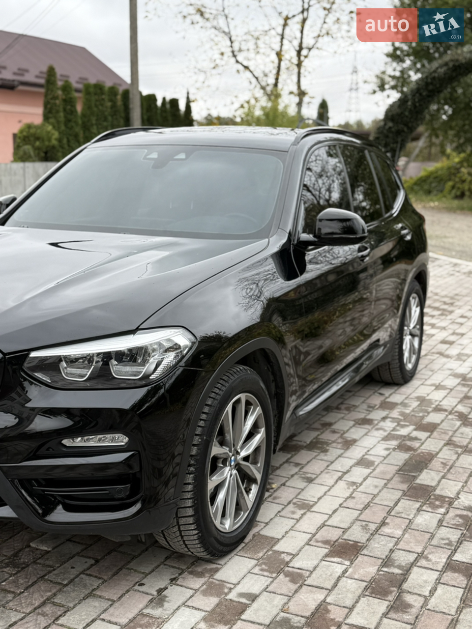 Вашій увазі BMW X3 у кузові G01 30 i.
Правильний повнопривідний Х: чорний, із зробленим антихромом, на чорній шкірі із чорною стелею.
Придбаний у 2022 року (фактично перший власник в Україні).
Приїхала з Америки, із пошкодженим крилом, бампером, капотом і фарою. Все замінено на нові елементи. По кузову жодної шпаклівки чи корозії. Відреставрована подушка безпеки на кермі.
У 2022 році пройдена повна перед продажна діагностика на офіційному сервісі BMW у м. Івано-Франківську (є відповідні документи).
Приїхала із одним ключем, 2 зроблено на офіціалі із документальним підтвердженням.
За час експлуатації:
-замінено передній і задній праві підшипники;
- подушку двигуна;
- передні гальмівні диски і колодки по колу;
- у 2025 році зроблено stage 1 (дані акаунту передам новому власнику). Поряд із збільшенням кінських сил (до 300 ), зменшено робочу температуру роботи двигуна до 90 градусів. При заміні каталізатора, є можливість регулювати заслонки і звук вихлопу;
- у 2024 році прошиті карти України (без Інтернету і кар плей показує дорогу);
- АКБ AGM куплено і прошито у 2023 році;
- Придбані оригінальні диски r19;
- Усунено проблему із автомобільною антеною (плавником);
- Є фотографії до «антихрому»;
- Кузов покритий керамікою.
Найбільший монітор із сенсорним управлінням, 3 - зонний клімат контроль,радар, камера, велика панорама, датчики світла і дощу, попередження про зіткнення і автоматичне гальмування, датчики температури і тиску шин, підсвітка ручок, є шторка багажника. Електричне складання дзеркал. Бездротовий CarPlay. Жовті задні повороти. Є нюанс на капоті (дивись на фото).
2 комплекти ковриків
2 комплекти резини:
Зима- Pirelli Sottozero 3 245/50/19 24 року;
Літо- Bridgestone alenza 245/50/19 22 року (придбані у серпні 2023 року).
Їде дуже бадьоро
Автомобіль бережно експлуатується
Дарує задоволення у керуванні, на дорозі будете себе відчувати досить впевнено у будь яких ситуаціях, має неперевершений зовнішній вигляд.
Допомоги у продажі не потребую