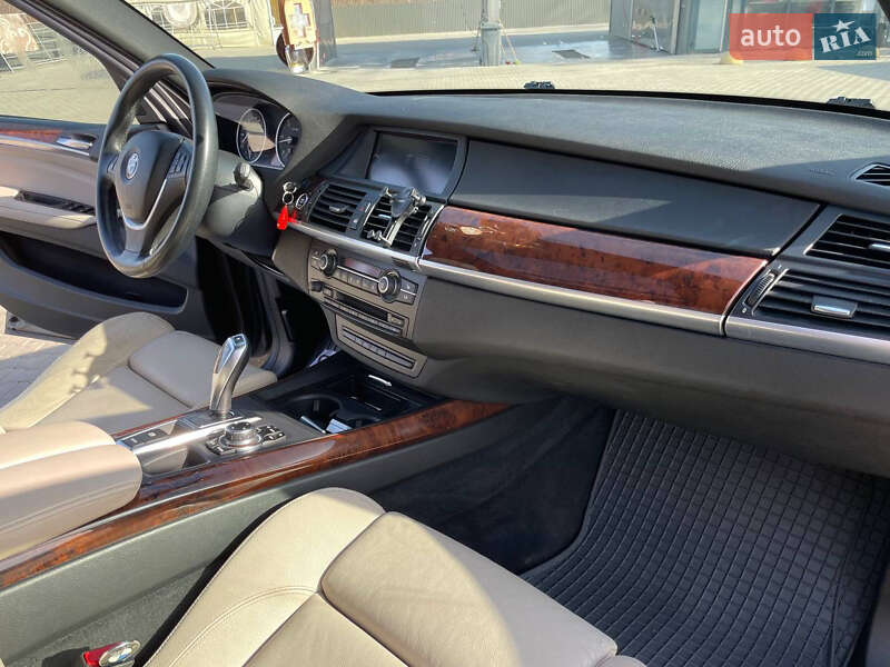 Внедорожник / Кроссовер BMW X5 2011 в Кицмани