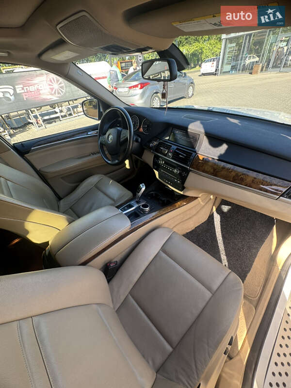 Позашляховик / Кросовер BMW X5 2010 в Чернівцях