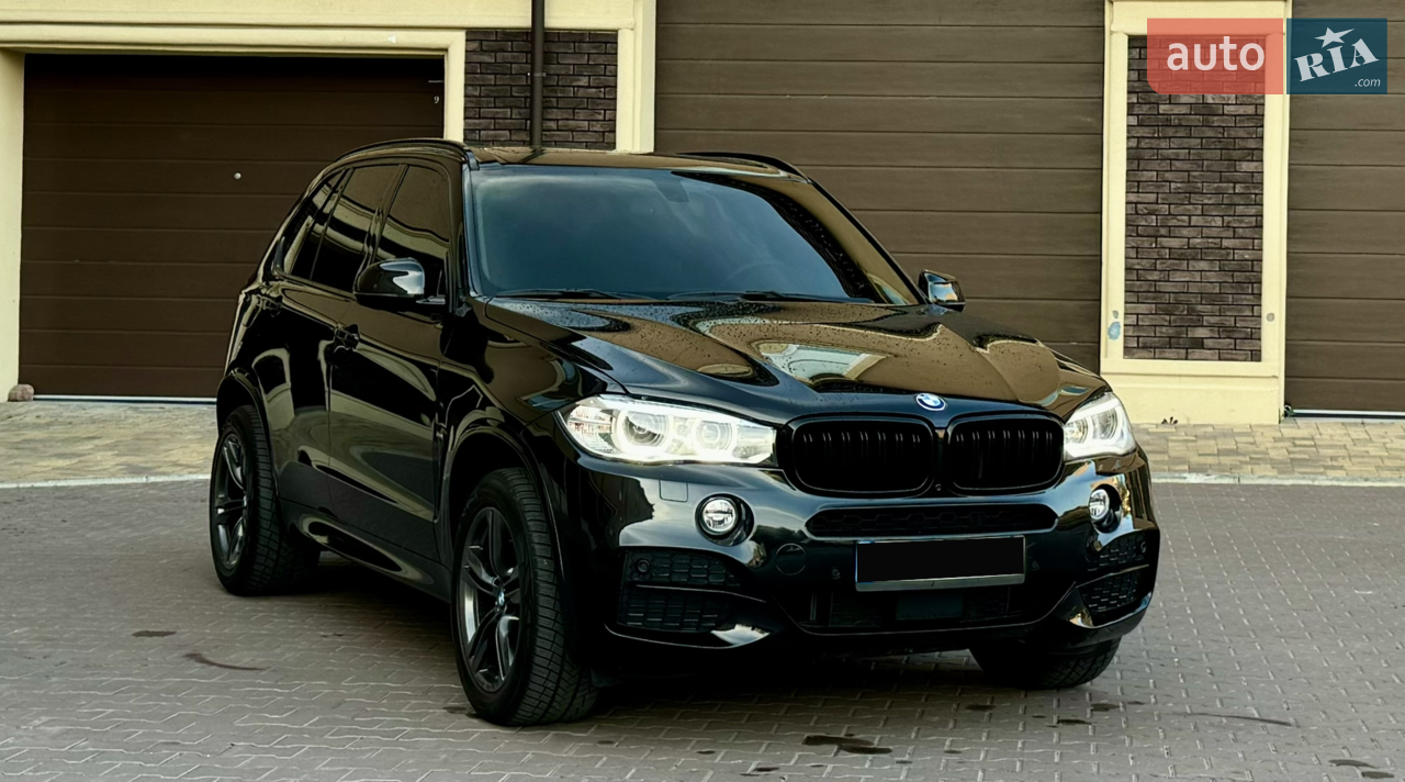 Продаю власний BMW X5 в кузові F15, з легендарним і найнадійнішим двигуном у всій лінійці BMW - 3.0 дизель (N57D30).
Автомобіль привезено зі Штатів із наймінімальнішими пошкодженнями: один косметичний підкрас - ляда, (безпека ціла), карфакс відкритий! Стан - (як візуально так і технічно) близький до ідеалу, чорний на чорній шкірі (колір кузова - Black Sapphire - ЧИСТО ЧОРНИЙ! Не «полусиній» як Carbonschwarz! Перевдягнутий в повний оригінальний обвіс M50d, (також внутрішній М-пакет: кермо, накладки і т.д), 2 комплекта свіжої резини на різношироких оригінальних 19-х М-дисках, оригінальні М-гальма (тормозні диски з перфорацією), індивідуальна комплектація (музика Harman/Kardon, панорамный дах, безключовий доступ, розширена мультимедіа, дотяжки дверей, LED-оптика, активний круїз- контроль, памʼять сидінь, руля, дзеркал, парктроніки в коло, камери пер/зад огляду, підігріви, оригінальна европейська приборна панель M50d, підсвітки салону і багато іншого), професійно зроблений антихром, допрацьоване світло та ще декілька цікавих «плюшок», працює кожна кнопочка, салон чистий та охайний, шкіра практично в ідеальному стані!
Екологія видалена і програмно заглушена.
В автомобіль було вкладено дуже багато коштів і часу (ніяких китайських деталей - виключно оригінал), ТО кожні 7 тис. км, заправлявся тільки якісним пальним!
За авто 1000% не стидно! Перевірка на будь-якому СТО!!!
Автомобіль дійсно для поціновувачів марки
і без сумніву вартий уваги! Його реально дуже любили, в хорошому сенсі та без перебільшень, тому і ціна його відповідна!
Вкладень не потребує взагалі, сів, поїхав і кайфуєш:)
Тобто, якщо ви шукаєте собі доглянутого та обслуженого «Ікса» від власника, в шикарному стані та з невеликим пробігом - дзвоніть та приїжджайте дивитись, обіцяю що він не оставить байдужим нікого!
Продаж не поспішний, помічників не потребую
(різного роду автобізнесменів - прохання не турбувати)! Присутній адекватний торг!