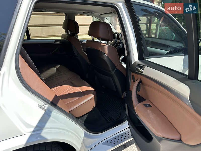 Позашляховик / Кросовер BMW X5 2012 в Чернівцях