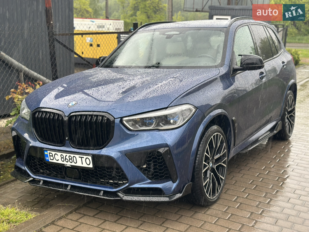 До вашої уваги BMW X5 G05 2021р .
Авто в ідеальному стані . Передіте в х5м , також доставлений обвіс “paradigm” по колу . 
Авто в максимальній комплектації. 
Салон від “Alpina” , двох кольоровий з шкіри наппа , з вентиляцією та масажем . 
Авто має панораму зоряне небо «Sky Lounge”
Також доснащенне Музикою “Bowers&Wilkins”
Максимальні всі можливі асистенти . 
Автопаркування , екстрена зупинка.
Камери кругового огляду 360
Хрустальний набір Сваровскі 
Проекція на лобове скло
Диски R22 (X5M)
Лазерна оптика ( прошита під авто вирізання)
Задні Європейські ліхтарі 
Авто з функцією м’ягкого гібрида , що значно зменшує розхід палива . 
Обслуговування виключно на офіційному дилері BMW . 
! На обмін 65$!  Розгляну обміни з доплатами в дві сторони . В пріоритеті Х7 g07 lci , Porsche 911 
