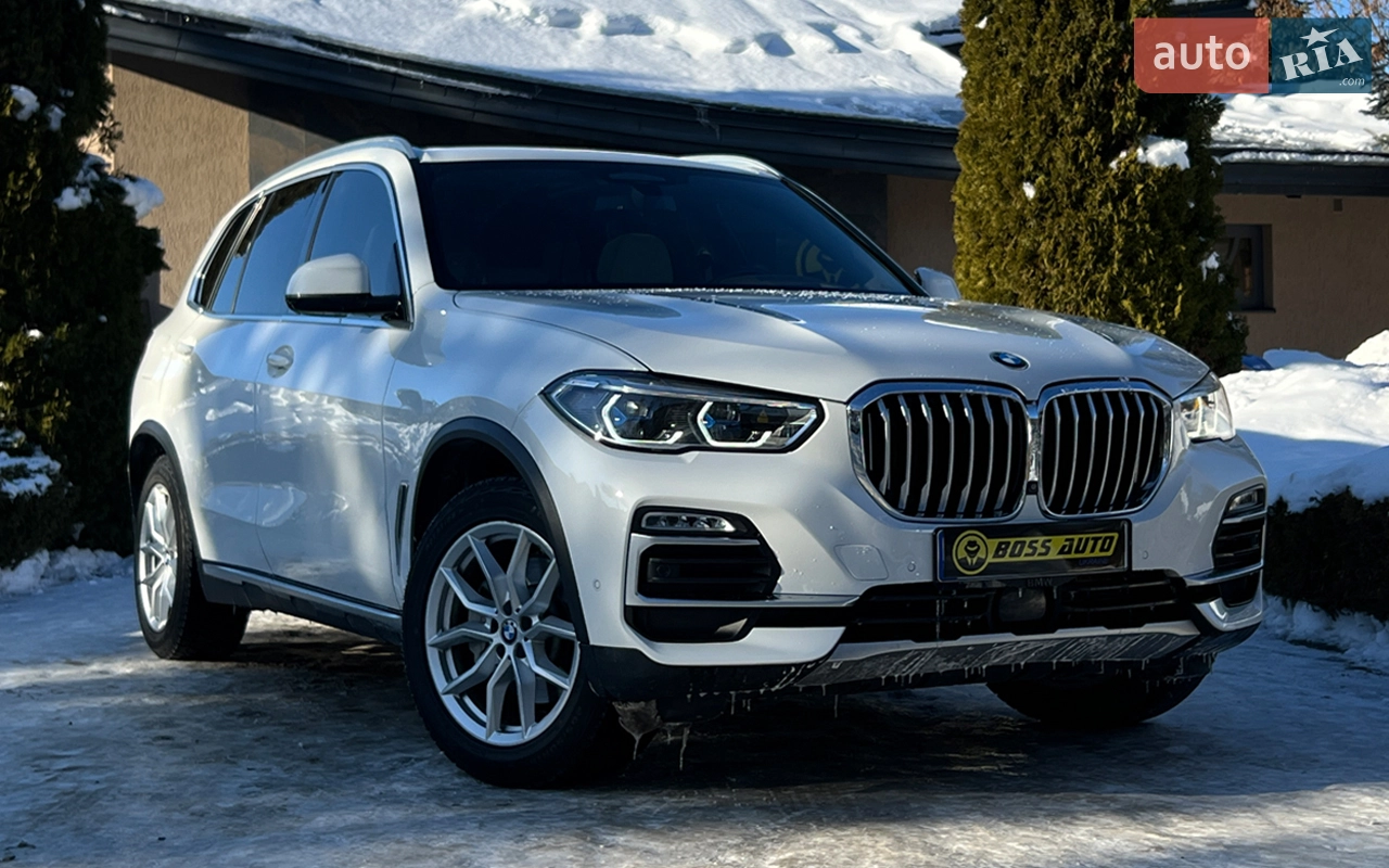 ID: 52438

Компанія Boss Auto представляє BMW X5 2018 року — білий SUV з повним приводом, що поєднує в собі потужність і комфорт. Завдяки 3,0-літровому бензиновому двигуну та автоматичній коробці передач він готовий без проблем супроводжувати вас у довгих подорожах. Салон — це затишний простір для п'яти пасажирів, оснащений шкіряними сидіннями, підігрівом сидінь і дзеркал, а також сенсорним екраном, що забезпечує постійний зв'язок. Клімат-контроль, камера заднього виду та система камер 360° роблять щоденне водіння безпечнішим і простішим. Ви також знайдете бездротовий зарядний пристрій, панорамний дах і систему запуску за допомогою кнопки, яка дозволяє виїхати на дорогу за лічені секунди. Безпека на першому місці завдяки ABS, ESP, датчику сліпої зони, контролю смуги руху та матричним фарам, що адаптуються до дорожнього руху та дорожніх знаків. X5 також має датчик тиску в шинах, датчик втоми та систему допомоги при запуску, щоб забезпечити вашу безпеку під час довгих подорожей. З пробігом 108 000 км цей BMW готовий до вашої наступної пригоди.