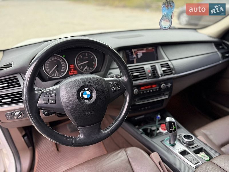Внедорожник / Кроссовер BMW X5 2010 в Звягеле