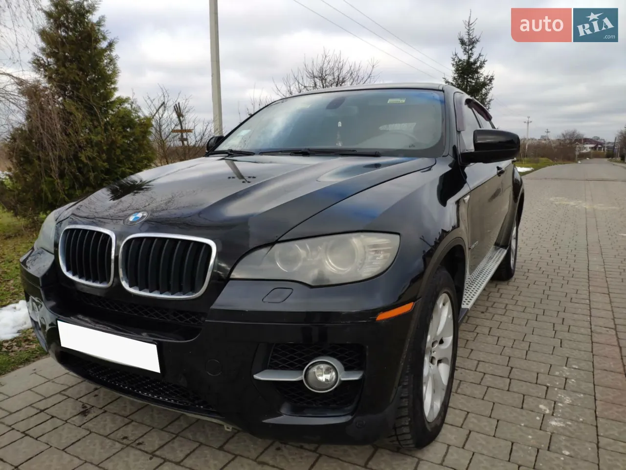 BMW X6 3.0 бензин,Twin Turbo.Продам власне авто,яке в мене з 2011 року.Дуже мало проїздив,оскільки ця не єдина машина в сім,'ї.Технічно в ідеальному стані.Багата комплектація:дотяжка дверей,кнопка старт,електро привід сидінь з пам'яттю,шкіряний салон,парктроніки та камера заднього виду,без ключовий доступ,проекція,електро багажник,чорна стеля та багато інший опцій.Пробіг 80 000 км.