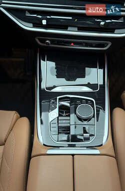 Позашляховик / Кросовер BMW X7 2022 в 